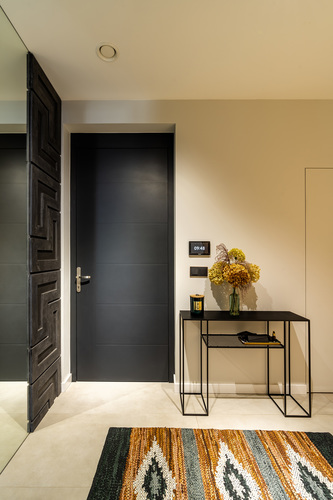 Aluminiowe drzwi zewnętrzne z czytnikiem – nowoczesna wizytówka pasywnego domu